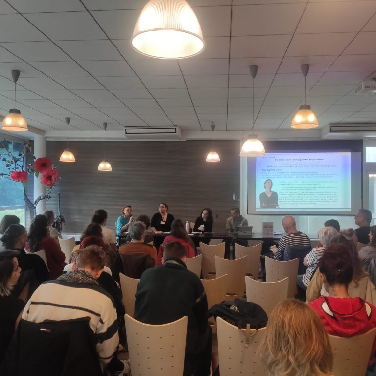Alice Beaufort et Samantha Marchand lors de la table ronde dédié aux questions de genre dans le milieu du Conte.  Table ronde modérée par Caroline Almeida de Carvalho, directrice de Chiny, Cité des Contes