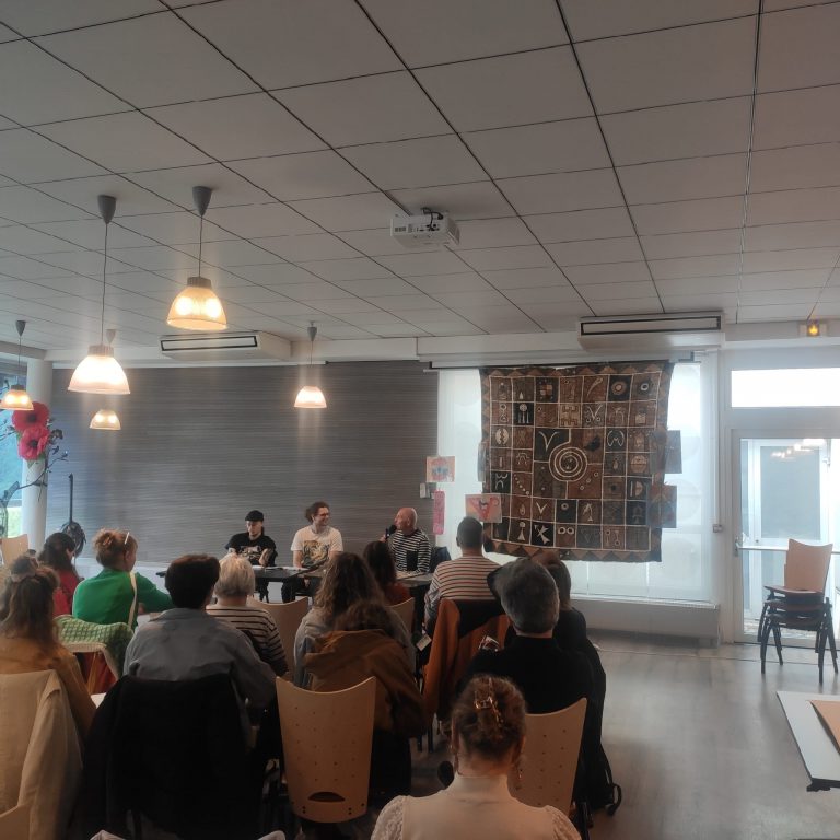 Julian Delgrange et Ludovic Souliman lors de la table ronde dédiée à la médiation et à l'engagement des conteurs. Cette table ronde était animée par Clément Rolet, coordinateur et animateur à l'ASBL Chiny Cité des Contes