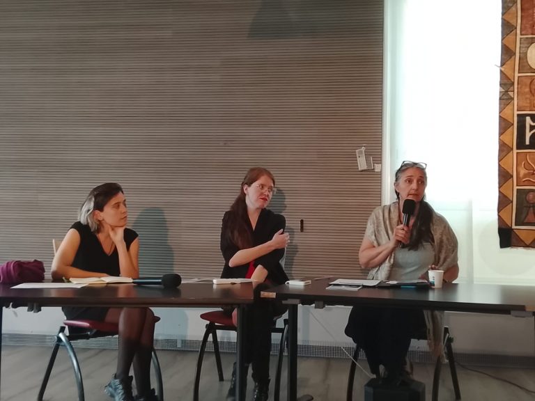 Margot Charon et Emmanuelle Saucourt lors de la table ronde sur les liens entre le soin et les contes